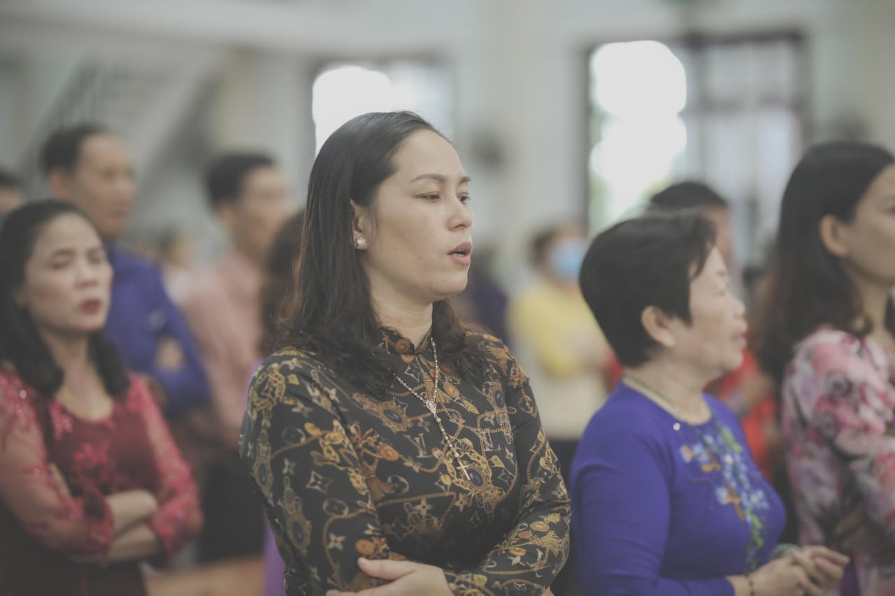 why-choose-us A group of people attentively participating in a church service, embodying community and faith.